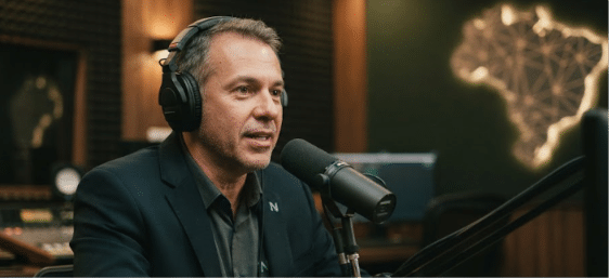 Locutor gravando em estúdio profissional para atendimento remoto de clientes em todo o Brasil