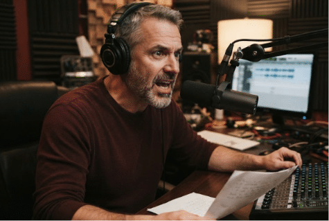Locutor gravando narração para produtoras audiovisuais e marcas de turismo do Rio de Janeiro